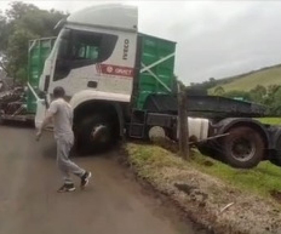 Seguindo GPS, caminhão cai em ribanceira e fica pendurado em penhasco