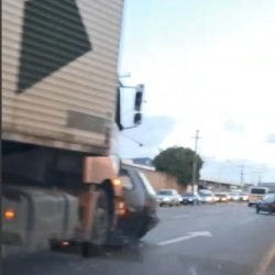 Caminhão e Uno batem na Avenida Rocha Pombo