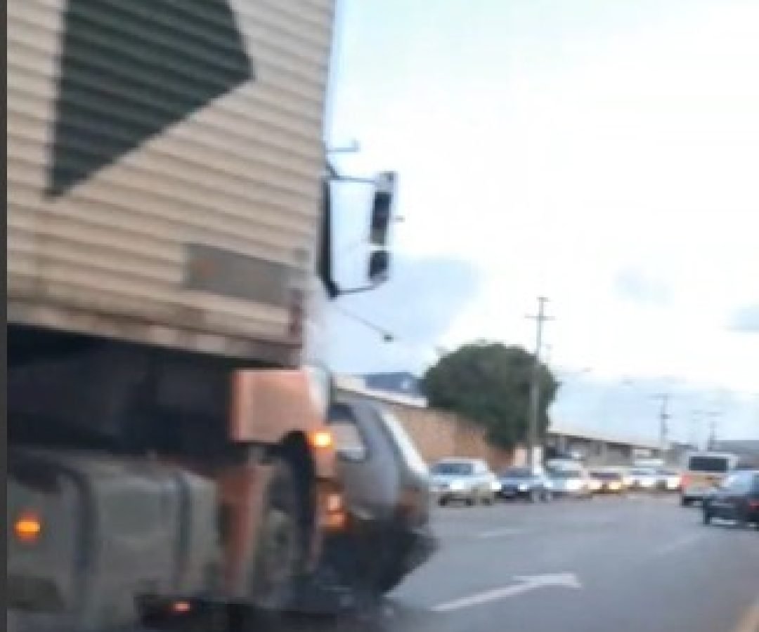 Caminhão e Uno batem na Avenida Rocha Pombo