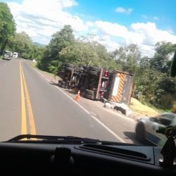 Caminhão tomba na BR-277