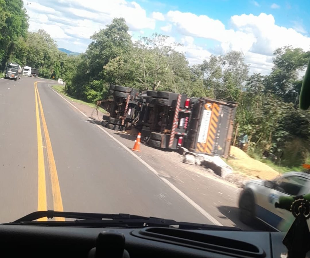 Caminhão tomba na BR-277
