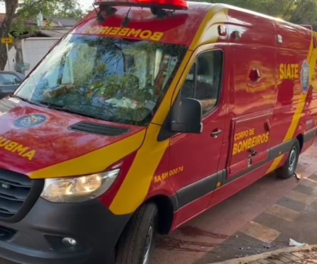 Ciclista de 35 anos fica ferido em colisão com caminhão no bairro Floresta