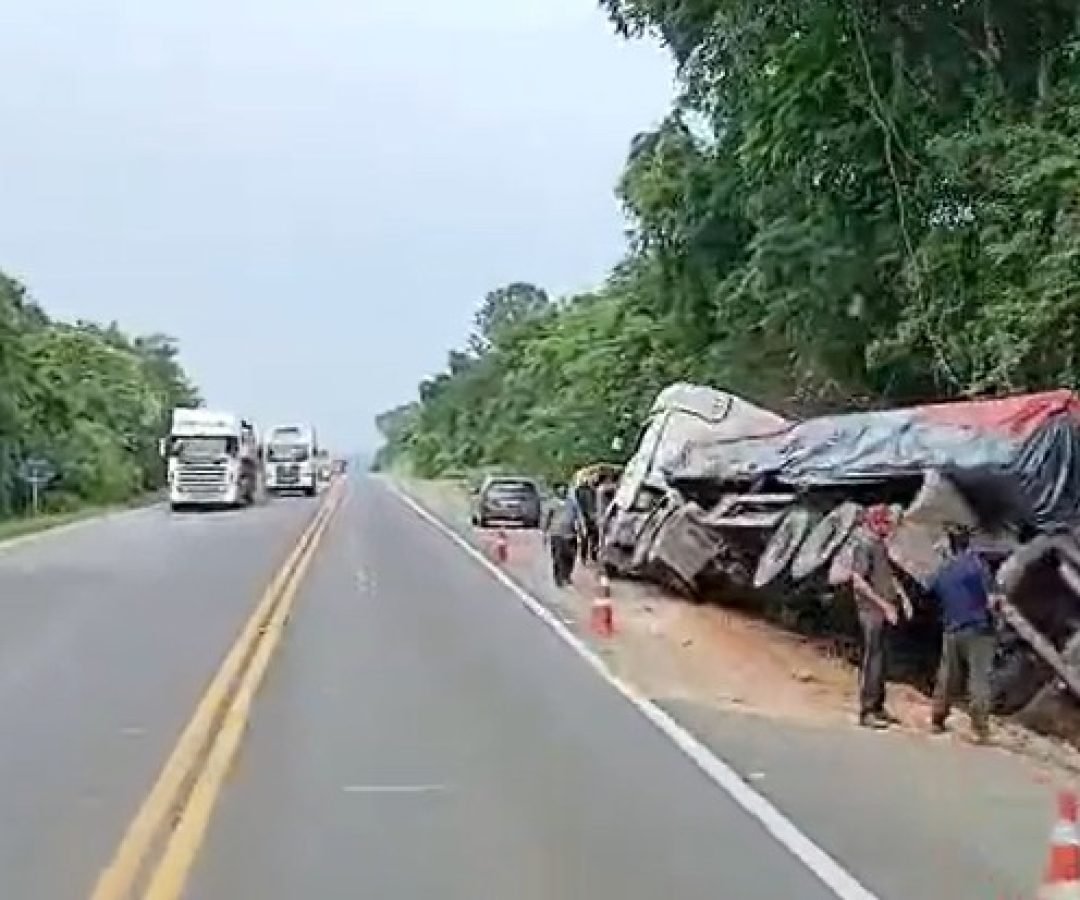 Acidente com caminhão é registrado na BR-277