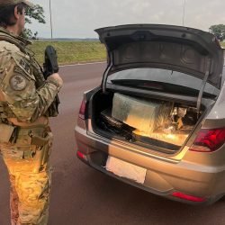 PRF recupera carro roubado e apreende drogas em Medianeira