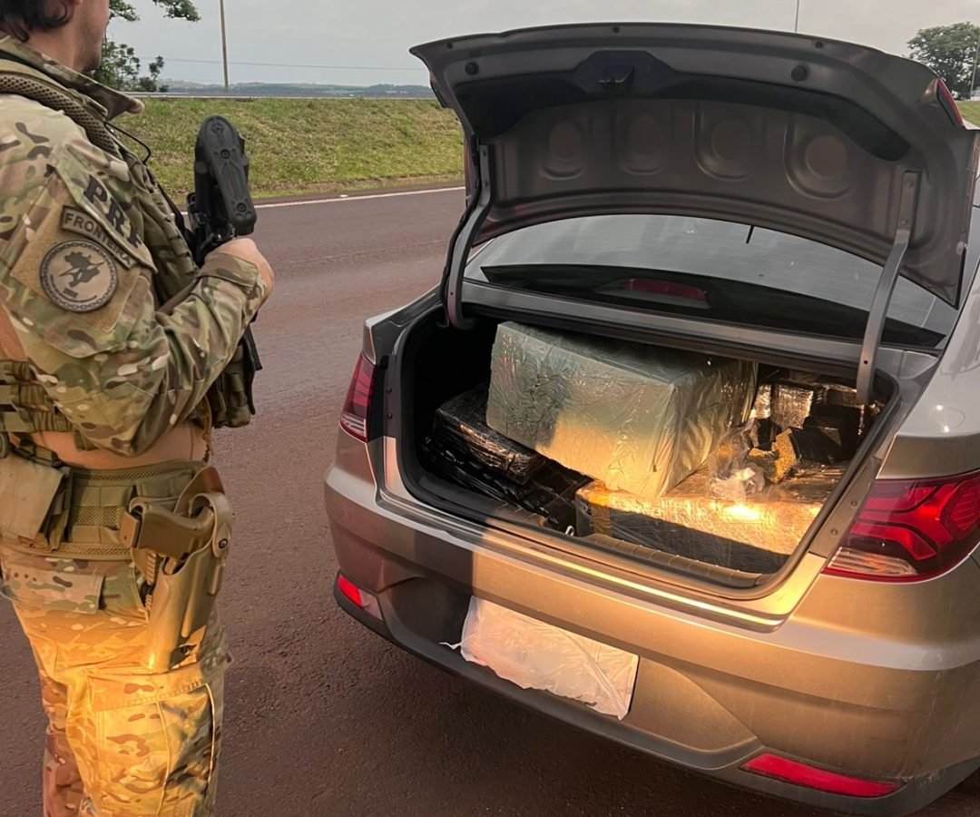 PRF recupera carro roubado e apreende drogas em Medianeira
