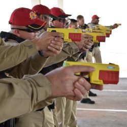 Policiais do BPRv passam por capacitação para uso de Taser 10