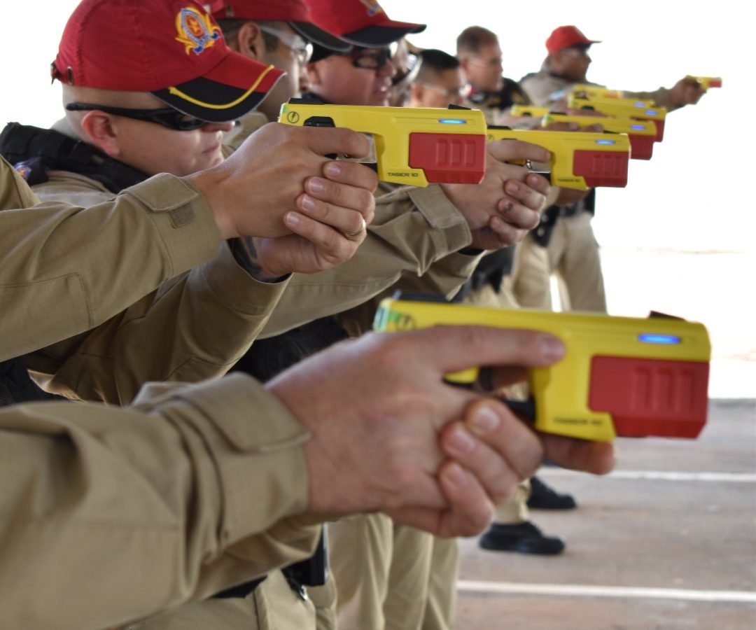 Policiais do BPRv passam por capacitação para uso de Taser 10