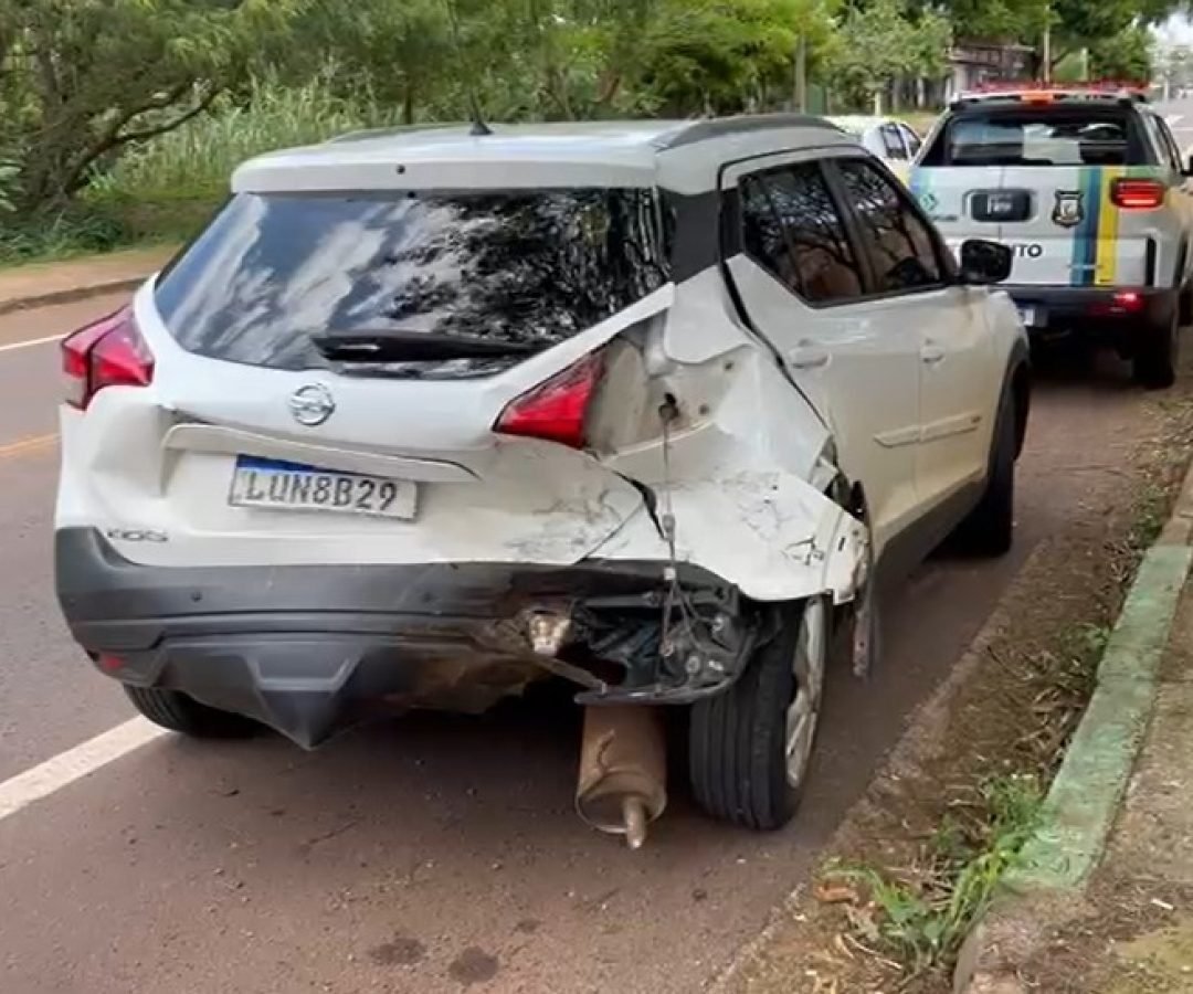 Kicks e Palio colidem na rua Ipanema