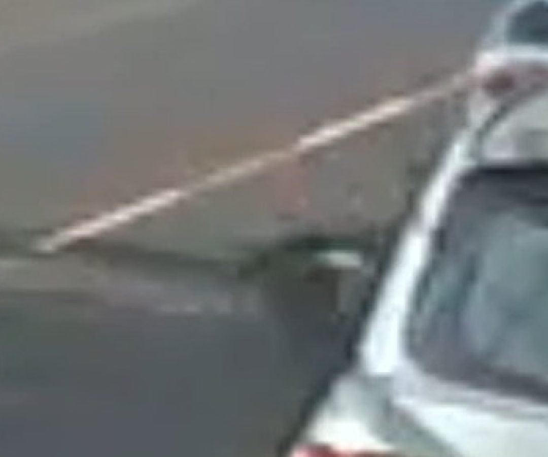 Vídeo mostra queda de veículo na rua Jorge Lacerda