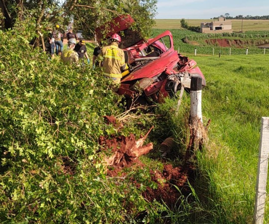 Capotamento é registrado na PR-488; ao menos uma pessoa morreu