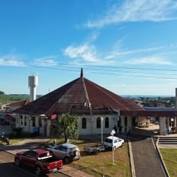 Salvos, literalmente, por Deus! Igreja lotada ficou em pé após tornado