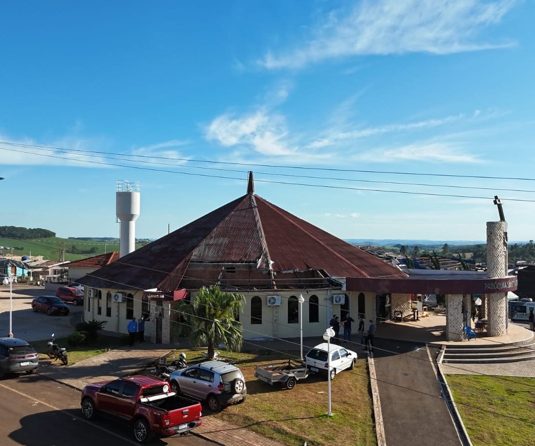 Salvos, literalmente, por Deus! Igreja lotada ficou em pé após tornado