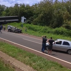 Caminhão atravessa pista e atinge 3 carros na BR-277; ao menos um óbito é registrado
