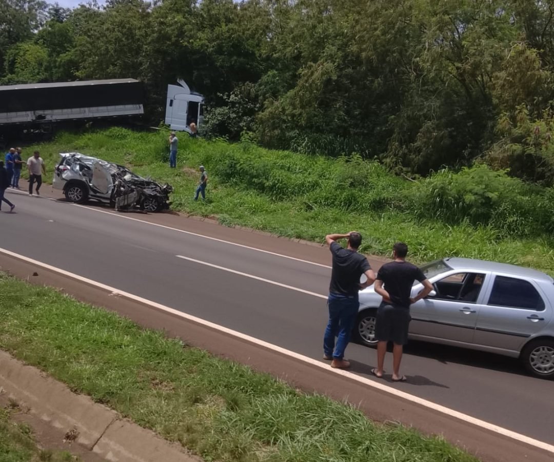 Caminhão atravessa pista e atinge 3 carros na BR-277; ao menos um óbito é registrado