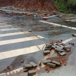 Chuva causa transtorno no novo viaduto do XIV de Novembro