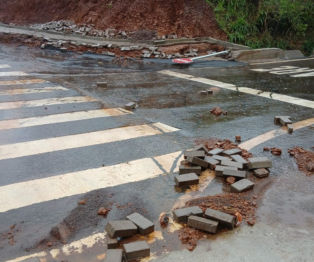 Chuva causa transtorno no novo viaduto do XIV de Novembro
