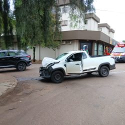 Tiggo 8 e Strada batem na rua Manaus