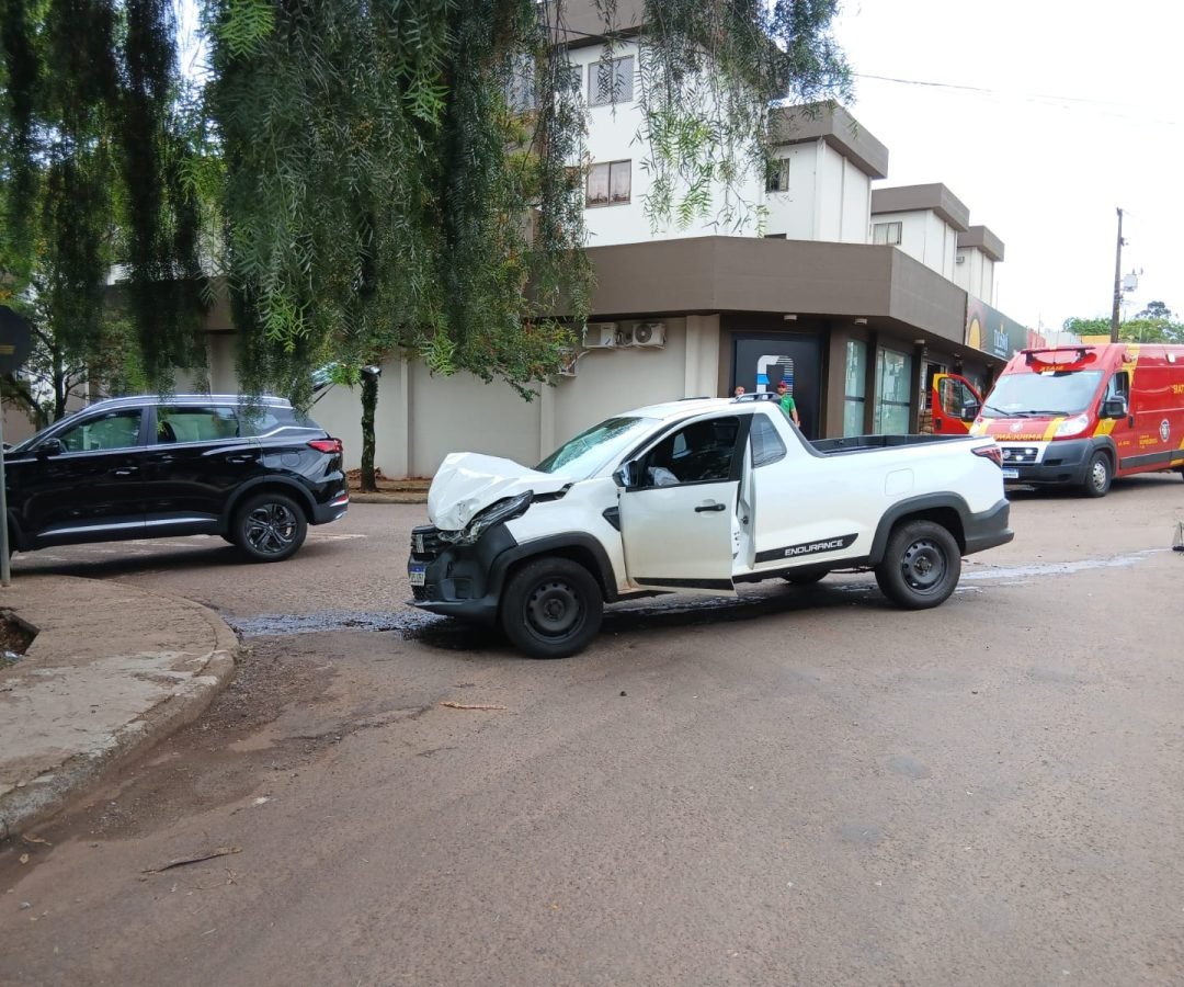 Tiggo 8 e Strada batem na rua Manaus
