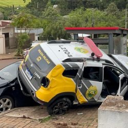 Em perseguição, viatura da PM 'sobe' em carro e atinge ponto de ônibus no Interlagos