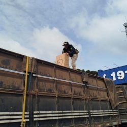 PRF flagra carreta carregada com milho transportando cerca de 400 caixas de cigarros contrabandeados em Cascavel