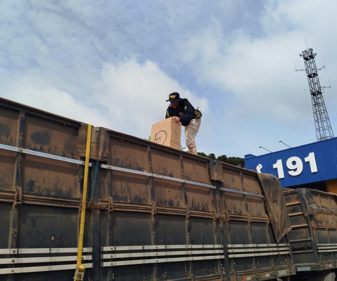 PRF flagra carreta carregada com milho transportando cerca de 400 caixas de cigarros contrabandeados em Cascavel