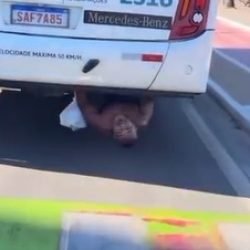 O nome dela é Jenifer... Homem fica pendurado embaixo de ônibus como 'prova de amor'