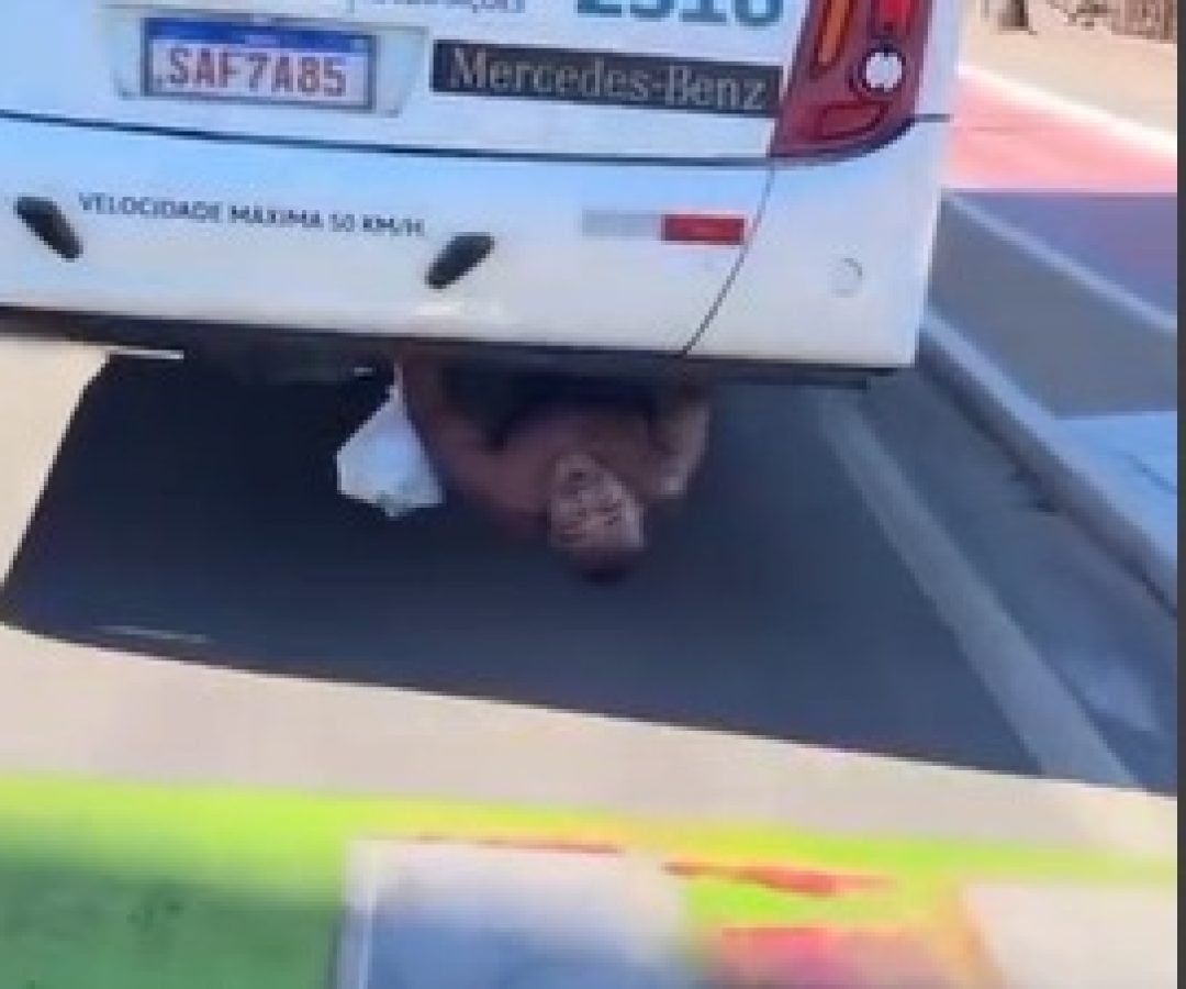 O nome dela é Jenifer... Homem fica pendurado embaixo de ônibus como 'prova de amor'