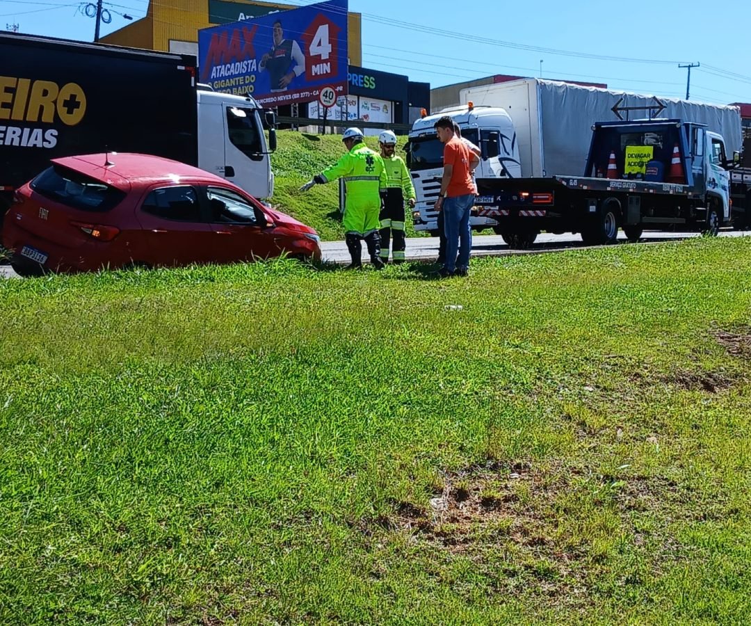 Caminhão 'fecha' Argo na BR-277