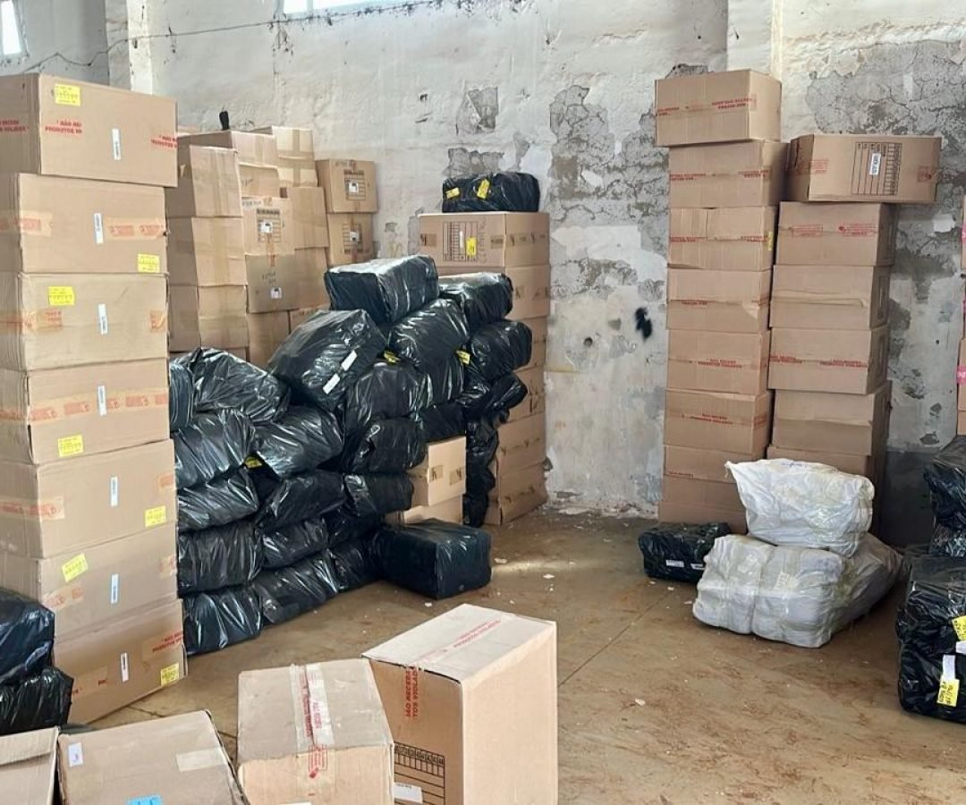 Receita Federal de Foz apreende cerca de 2.500 caixas de calçados em depósito clandestino