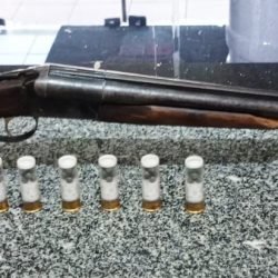 Homem é preso por posse irregular de espingarda calibre 12 em Guaíra