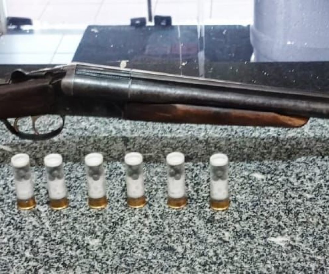 Homem é preso por posse irregular de espingarda calibre 12 em Guaíra