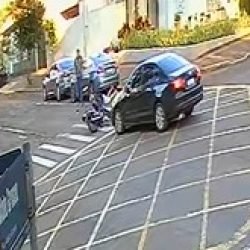 Câmera registra colisão entre carro e moto no centro de Cascavel