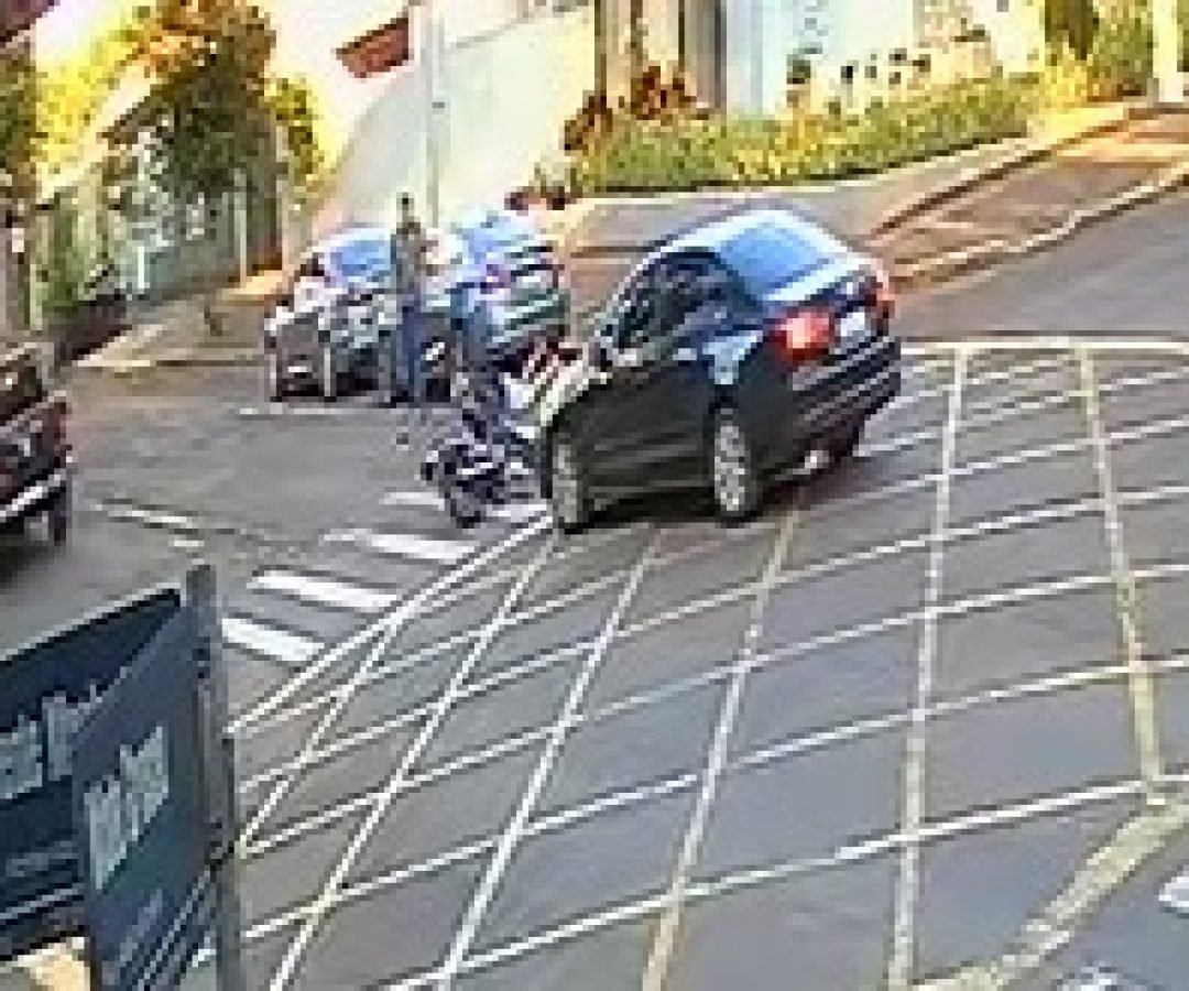 Câmera registra colisão entre carro e moto no centro de Cascavel