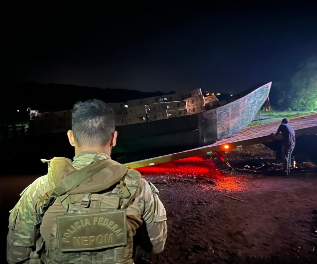 POLÍCIA FEDERAL e BPFRON realizam grande apreensão de cigarros paraguaios e prendem um homem