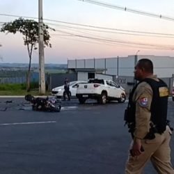 Motociclista morre em grave colisão entre Fiat Toro e moto em Ponta Grossa