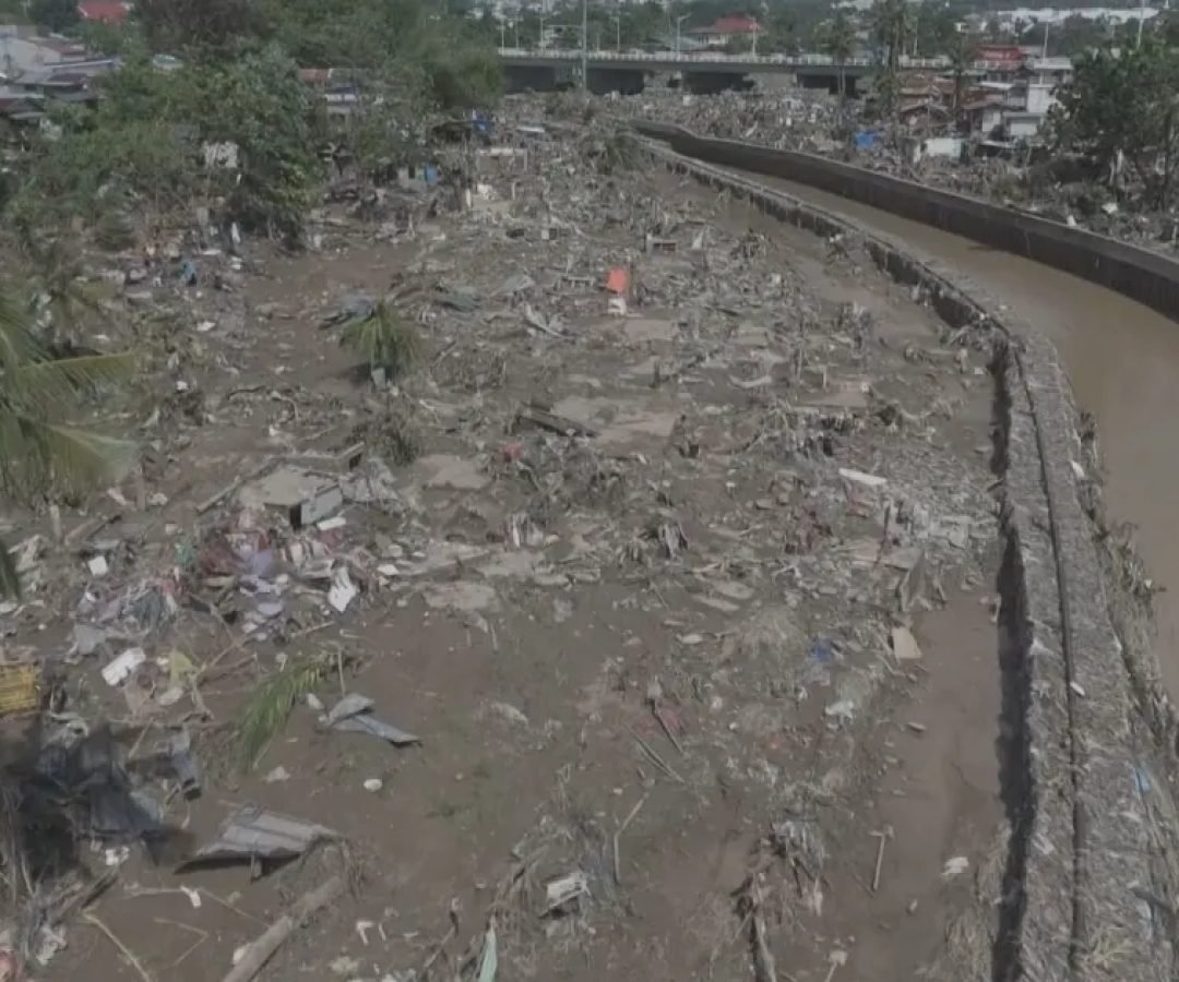 Imagens-de-drones-sobre-Cebu-mostram-casas-arrasadas-apos-a-passagem-do-tufao-Kalmaegi.jpeg