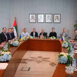 Integrantes-das-delegacoes-durante-negociacoes-sobre-a-guerra-entre-Ucrania-e-Russia-em-Abu-Dhabi.jp_.webp