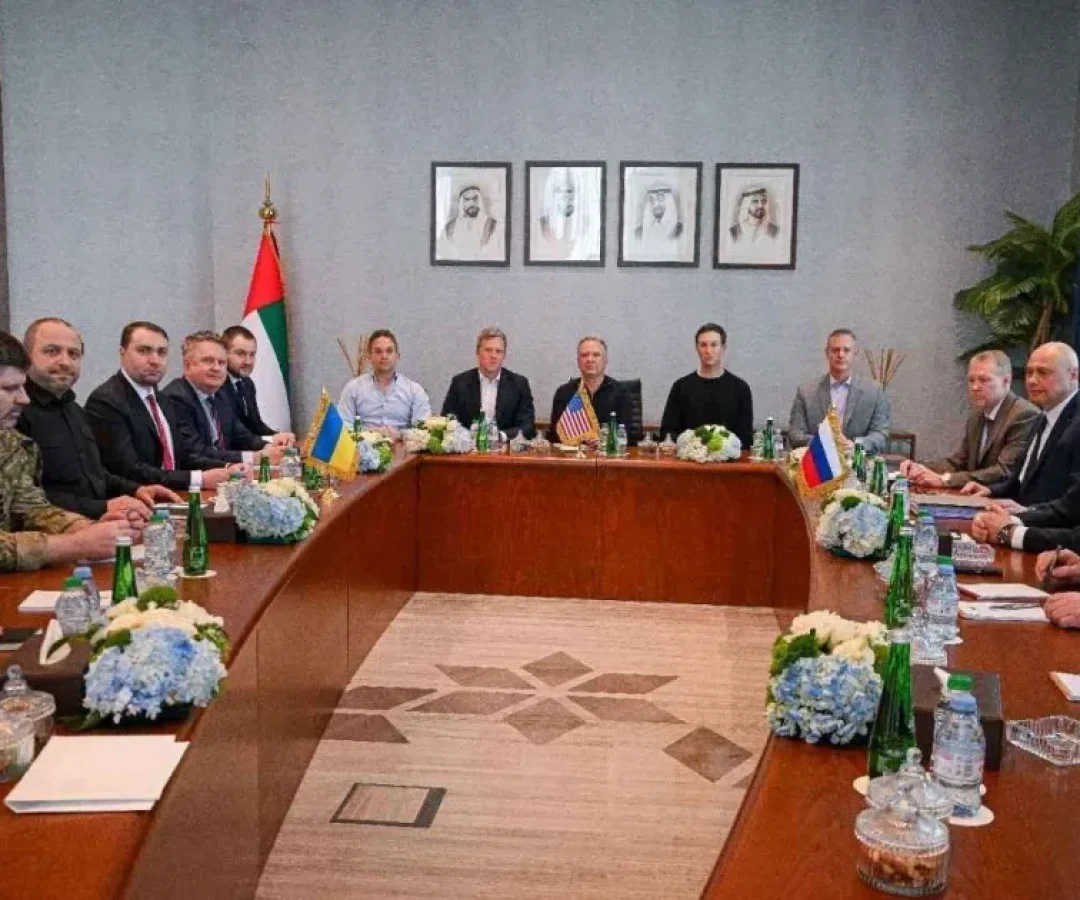 Integrantes-das-delegacoes-durante-negociacoes-sobre-a-guerra-entre-Ucrania-e-Russia-em-Abu-Dhabi.jp_.webp