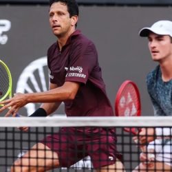 Joao-Fonseca-e-Marcelo-Melo-em-acao-neste-sabado-no-Rio-Open-e1771701085679.jpg
