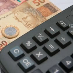 Marcello-Casal-JrAgencia-Brasil-Economia-Moeda-RealDinheiro-Calculadora.jpg