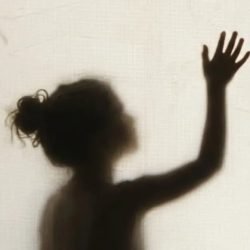 Menina-e-ajoelhada-em-carocos-de-feijao-como-punicao-mae-foi-presa-no-ES.jpg