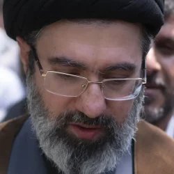 Mojtaba-Khamenei-filho-do-Lider-Supremo-do-Ira-o-Aiatola-Ali-Khamenei-participando-de-uma-manifestac.webp