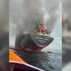 Navio-Tailandes-em-chamas-apos-ataque-no-Estreito-de-Ormuz.jpeg