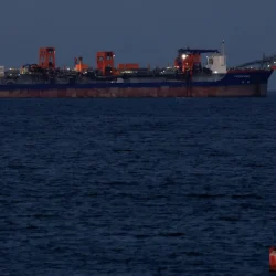 Navio-dragador-Rotterdam-enquanto-o-Ira-promete-fechar-o-Estreito-de-Hormuz-em-Mascate-Oma-09032026.webp