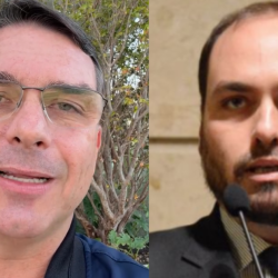 O-senador-Flavio-Bolsonaro-PL-RJ-e-seu-irmao-Carlos-Bolsonaro-vereador-pelo-Rio-de-Janeiro-PL.png