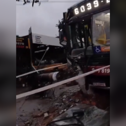 ONIBUS-COLIDE-POSTE.png