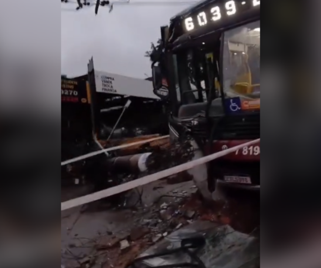 ONIBUS-COLIDE-POSTE.png