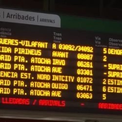 Paineis-anunciando-trens-atrasados-ou-cancelados-em-Barcelona-na-Espanha.jpg