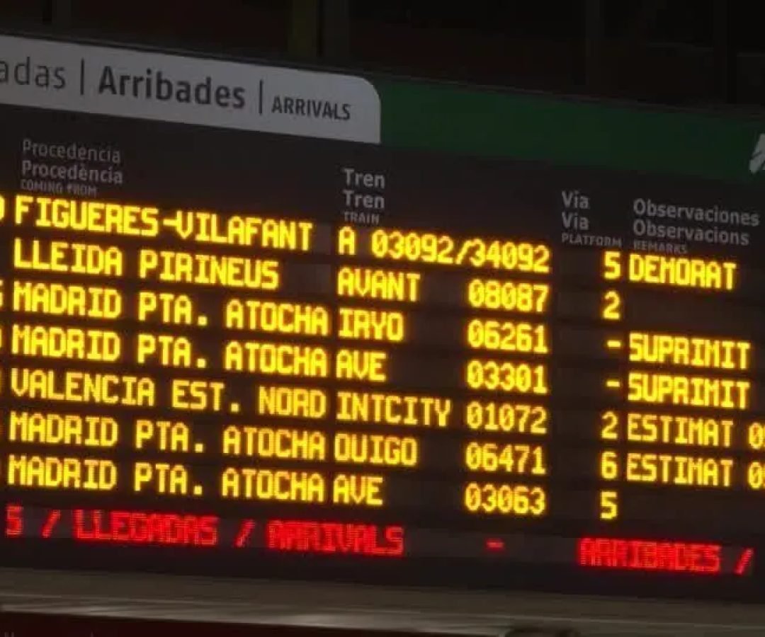 Paineis-anunciando-trens-atrasados-ou-cancelados-em-Barcelona-na-Espanha.jpg