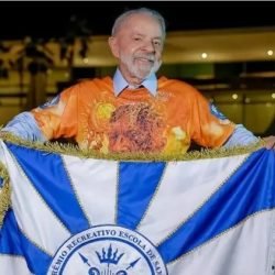 Presidente-Lula-com-o-estandarte-da-escola-Academicos-de-Niteroi.jpg